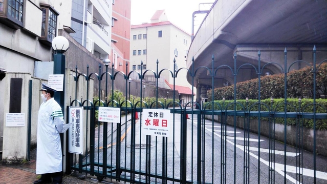 新型コロナウイルスの影響で、合格発表の張り出しが取りやめとなった宝塚音楽学校＝２７日午前、宝塚市武庫川町