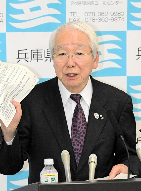 感染症対策会議後に会見する井戸敏三知事＝２７日午後、県庁（撮影・後藤亮平）