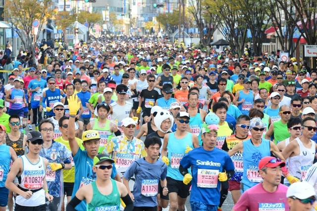 昨年のレース風景。大丸神戸店前の交差点を駆け抜けるランナーたち＝２０１９年１１月１７日、神戸市中央区