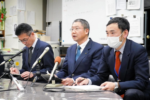 新たな感染者の状況について発表する西宮市の幹部ら＝３０日夜、西宮市役所（撮影・大田将之）