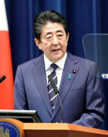 新型コロナウイルスの感染抑止に向けた政府の取り組みについて記者会見する安倍首相＝２９日午後、首相官邸