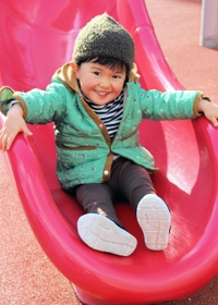 滑り台で遊んで笑顔の涼太郎ちゃん（２）