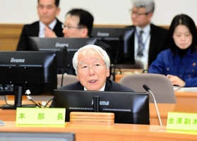 兵庫県在住者で初めての新型コロナウイルス感染者が報告された対策本部会議。井戸敏三知事が警戒を呼びかけた＝１日午後１０時２分、神戸市中央区、兵庫県庁（撮影・中西幸大）