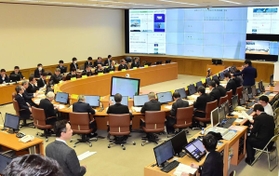 兵庫県内で初めての新型コロナウイルス感染者が報告され、対策本部会議に臨む県幹部ら＝１日午後１０時３分、神戸市中央区、兵庫県庁（撮影・中西幸大）