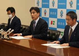 新型コロナウイルスの感染者について説明する西宮市の石井登志郎市長（中央）＝１日午後１０時３１分、西宮市六湛寺町、西宮市役所（撮影・風斗雅博）