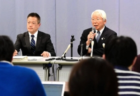 兵庫県内初のコロナウイルス感染者が確認され、会見する井戸敏三知事（右）＝１日午後１０時５１分、神戸市中央区、兵庫県庁（撮影・中西幸大）