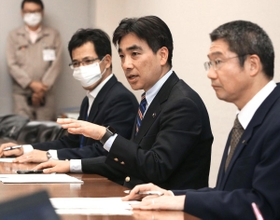 新型コロナウイルスの感染者について説明する西宮市の石井登志郎市長（右から２人目）＝１日午後１１時６分、西宮市六湛寺町、西宮市役所（撮影・風斗雅博）