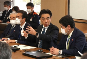新型コロナウイルスの感染者が出たことを受け、対策を検討する西宮市の石井登志郎市長（右から２人目）と幹部ら＝２日午前、西宮市六湛寺町、西宮市役所（撮影・吉田敦史）