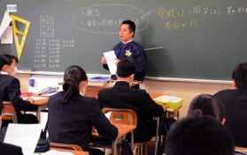公立高校の入試を前に、中学３年の生徒に臨時休校中の過ごし方を話す担任教諭＝２日午前、神戸市東灘区岡本３、本山中学校