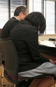 娘が複数の同級生からいじめを受けたとして会見する両親。母親は時折、涙をこらえきれずにうつむいた＝２日午後２時半、姫路市北条（撮影・小林良多）