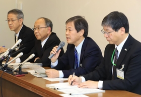 新型コロナウイルスの感染者について説明する小原一徳保健福祉局長（右から２人目）ら＝３日午後、神戸市中央区、神戸市役所（撮影・大森　武）