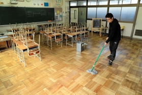 神戸市内の小学校でも休校が始まり、児童のいない教室。教員らはワックスがけを行った＝３日午前９時４６分、神戸市中央区港島中町３、港島学園（撮影・鈴木雅之）