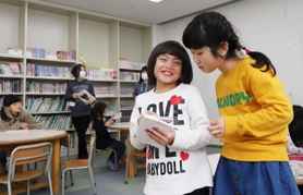 小学校の臨時休校に伴い、放課後児童クラブで一日を過ごす子どもたち＝３日午後、神戸市中央区北長狭通４、神戸諏訪山児童館（撮影・吉田敦史）