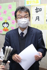 事件を受け、報道陣の質問に対応する神出病院の佐伯正一事務部長