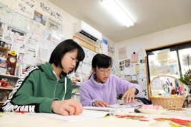 「東灘こどもカフェ」で勉強する小学生＝神戸市東灘区