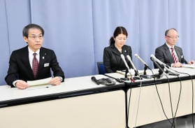 新型コロナウイルスの感染者について説明する（左から）兵庫県の早金孝防災監、味木和喜子健康局長、山下輝夫疾病対策課長＝５日午後、兵庫県庁