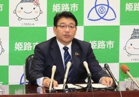 姫路市内の４０代男性が新型コロナウイルスに感染したことが分かり、記者会見を開く清元秀泰姫路市長＝６日午後６時２９分、姫路市安田４