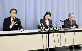 新型コロナウイルスの感染者について説明する兵庫県の早金孝防災監（左）＝６日夜、兵庫県庁