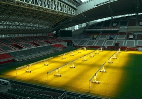 芝の光合成を促進する「グローライト」がピッチを照らし、幻想的な光景が広がる＝神戸市兵庫区御崎町１、ノエビアスタジアム神戸