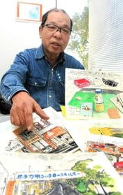 双葉町のスケッチを描いた曺弘利さん＝神戸市長田区