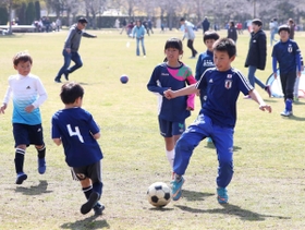 臨時休校措置後初めての週末を迎え、外出を控えていた子どもらは広場を元気に駆け回った＝７日午前、神戸市北区しあわせの村
