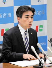 新たな感染確認を受け、会見に臨んだ西宮市の石井登志郎市長ら＝７日午後、西宮市役所
