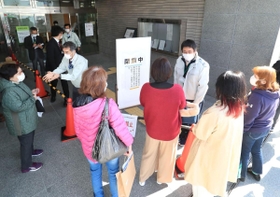 兵庫区役所が閉鎖され、入口前で対応する職員ら＝９日午前１０時３５分、神戸市兵庫区荒田町１、兵庫区役所（撮影・大森　武）