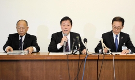 神戸市兵庫区役所に勤務する派遣職員が新型コロナウイルスに感染したと発表する神戸市の幹部ら＝９日午前、神戸市役所