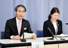 新型コロナウイルスの感染者について説明する早金孝防災監（左）ら＝９日夜、兵庫県庁