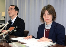 仁恵病院の関係者２人の感染確認を発表する姫路市保健所の田所昌也所長（左）と有川敦子副所長＝１０日午前、姫路市役所