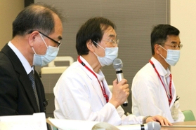 ７０代医師の感染が確認され、会見する粟野孝次郎副院長（中）と安友佳朗副院長（右）ら＝１０日夜、小野市市場町、北播磨総合医療センター（撮影・笠原次郎）