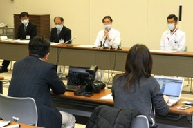 ７０代医師の感染が確認され、会見する粟野孝次郎副院長（奥右から２人目）と安友佳朗副院長（奥右端）ら＝１０日夜、小野市市場町、北播磨総合医療センター（撮影・笠原次郎）
