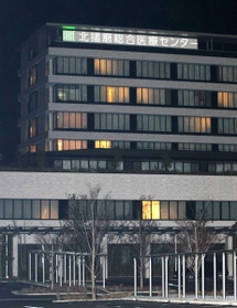 ７０代医師の感染が確認された北播磨総合医療センター＝１０日夜、小野市市場町（撮影・笠原次郎）