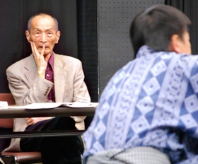 「不条理・四谷怪談」の舞台稽古を見る別役実さん＝２０１３年、尼崎市