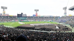 多くの観客が詰めかけ開会式が行われた昨年の選抜高校野球大会