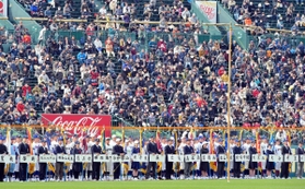多くの観客の見守る中行われた昨年の開会式の用様子＝２０１９年３月２３日、甲子園球場