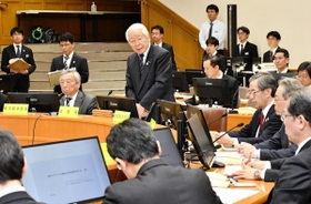 新型コロナウイルス感染症対策本部会議の第３回会合であいさつする兵庫県の井戸敏三知事＝１２日午後、神戸市中央区下山手通５、県災害対策センター