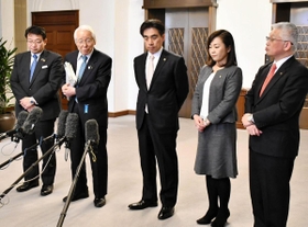 新型コロナウイルス拡大の防止について取材に応じる井戸敏三知事（左から２人目）ら＝兵庫県公館