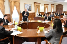 新型コロナウイルスの拡大防止について意見交換した井戸敏三知事（中央）ら＝兵庫県公館