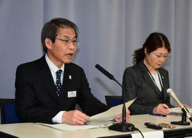 新たに確認された感染者について説明する兵庫県の早金孝防災監（左）ら＝１４日夜、兵庫県庁（撮影・秋山亮太）