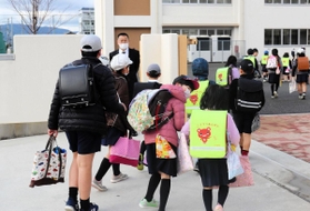 約２週間ぶりに登校する児童たち＝明石市人丸町、人丸小学校