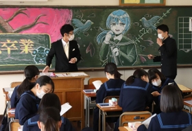 教員が黒板アートで彩った教室で、担任から通知表を受け取る３年生＝１７日午前、神戸市西区伊川谷町上脇、伊川谷中学校（撮影・吉田敦史）