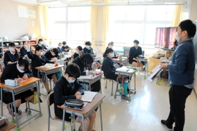 席の間隔を従来よりも空け、マスクを着用して授業を受ける児童たち＝明石市大明石町２、大観小（撮影・川崎恵莉子）