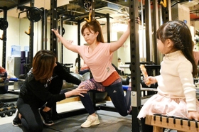 トレーナーの指導を受ける女性。娘に見守られながら汗を流すのが日課だ＝神戸市中央区八幡通４、アンドゥ　神戸スタジオ