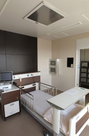 気圧を制御する設備などが備わった感染症患者の病室＝神戸市中央区港島南町２、神戸市立医療センター中央市民病院（２０１４年１０月撮影）