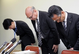 六甲山牧場で死んだ動物の処理方法が不適切だったなどとして、記者会見で謝罪する神戸みのりの公社の長沢秀起理事長（中央）ら＝１９日午前１１時１５分、神戸市役所