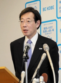 新型コロナウイルス対策などを説明する久元喜造神戸市長＝１９日午後、神戸市役所