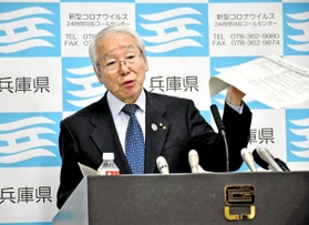 記者会見する兵庫県の井戸敏三知事＝１９日午後、神戸市中央区下山手通５、兵庫県庁