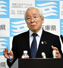 記者会見する兵庫県の井戸敏三知事＝１９日午後、神戸市中央区下山手通５、兵庫県庁