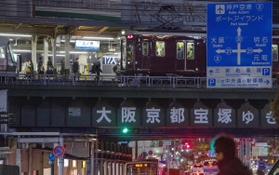 大阪方面への電車が往来する三宮のターミナル。ＪＲや私鉄には大勢の利用客がいる＝１９日夜、神戸市中央区（撮影・中西幸大）